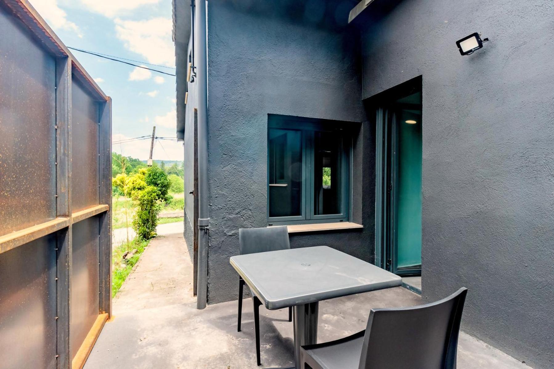 Black House Sorprendente Casa Estilo Industrial Olot Exterior foto