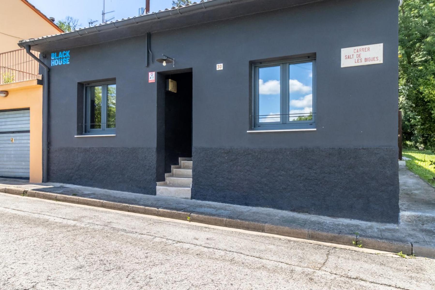 Black House Sorprendente Casa Estilo Industrial Olot Exterior foto